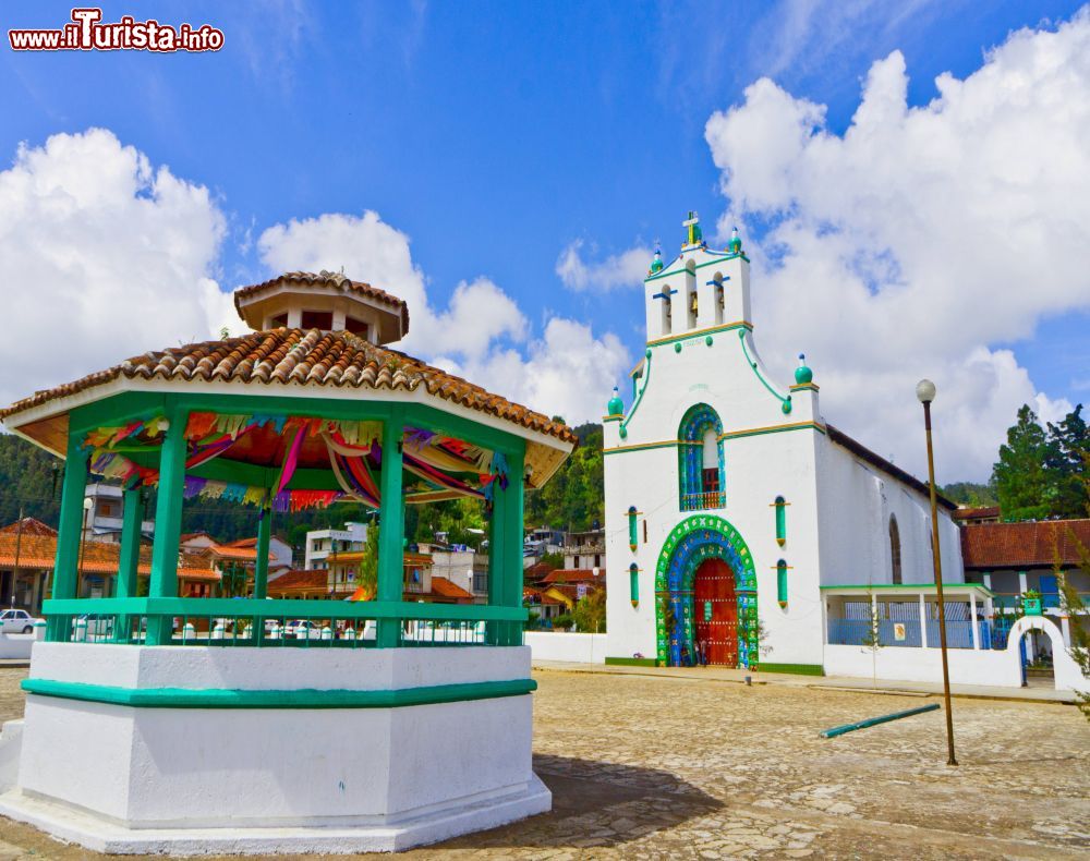 Immagine Il Templo de San Juan è la chiesa principale del paese di San Juan Chamula, in Chiapas (Messico).