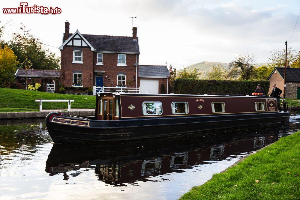 Immagine Una chiatta percorre il Llangollen Canal nella cittadina di Llngollen (Galles, UK) - foto © tipwam / Shutterstock.com