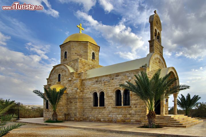 Immagine Chiesa Ortodossa dedicata a San Giovanni Battista, siamo a Betania, nei luoghi del Battesimo di Gesù in Giordania - © Peter Zaharov / Shutterstock.com