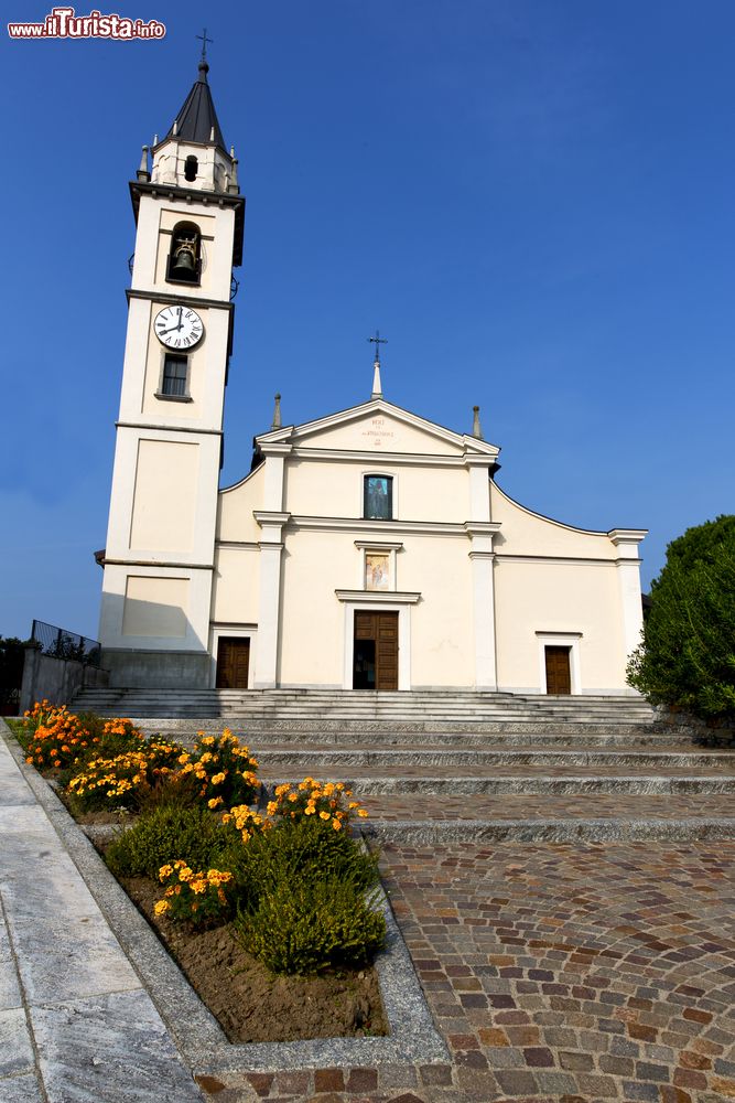 Immagine Chiesa a Cadrezzate in Lombardia, cittadina sul Lago di Monate