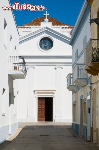 Immagine Una chiesa a Calasetta, nei dintorni di Sant Antioco in Sardegna- © Elisa Locci / Shutterstock.com