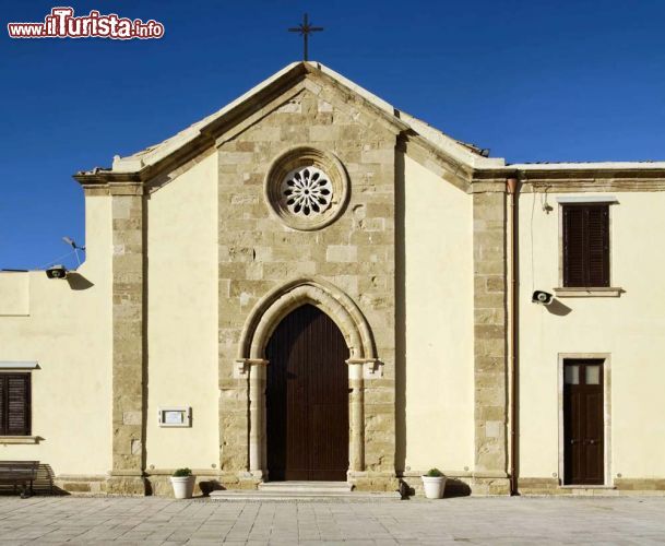 Immagine Chiesa Nuova di San Francesco da Paola a Marzamemi, Sicilia - Edificata per volere di Pio XI°, questo edificio religioso dall'architettura semplice e lineare presenta un rosone in stile romanico nella parte centrale, sopra il portale. La facciata è formata da tre sezioni distinte delimitate da pilastri, il portone principale è in legno e preceduto da tre gradini. L'intera chiesa è costruita in pietra bianca © Angelo Giampiccolo / Shutterstock.com