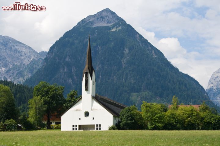 Immagine Chiesa a Pertisau, Austria - Tradizionale architettura tirolese per questo grazioso edificio religioso ospitato nel centro della frazione di Pertisau © Javi Aguilar / Shutterstock.com