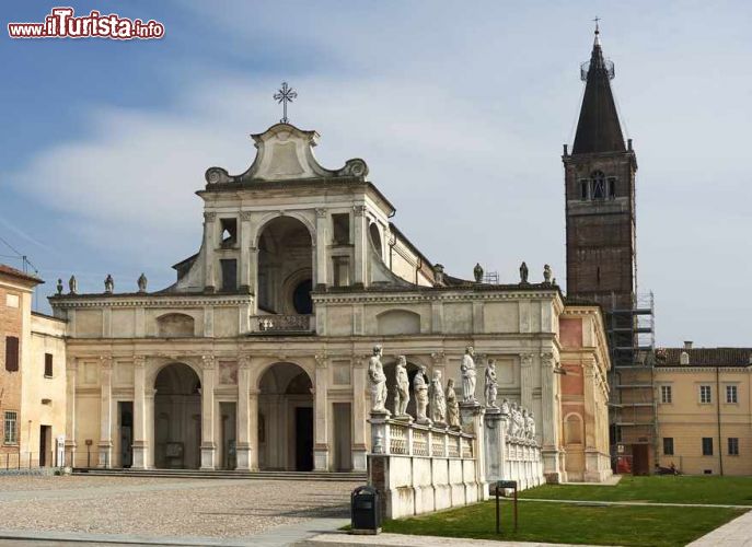 Immagine Chiesa Abbaziale di San Benedetto Po - © m.bonotto / Shutterstock.com