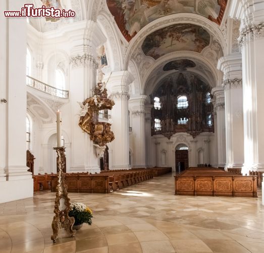 Immagine Chiesa dell'abbazia benedettina di Weingarten, Germania - Particolare dell'interno della chiesa di Martinsberg, all'estremità meridionale della Germania © Mor65_Mauro Piccardi / Shutterstock.com
