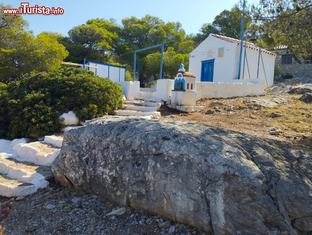 Immagine La chiesa di Agia Maria lungo il sentiero nell'entroterra dell'isola di Hydra.