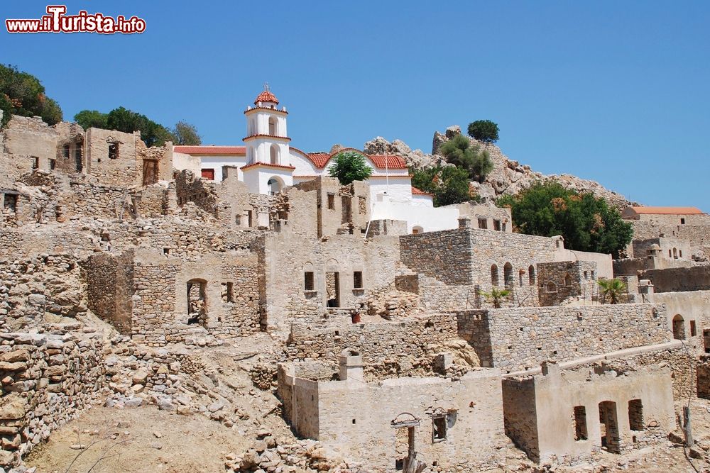 Immagine La chiesa di Agia Zoni fra le rovine del villaggio abbandonato di Mikro Chorio sull'isola di Tilos, Grecia. Questo edificio religioso bizantino ospita al suo interno affreschi e decorazioni.
