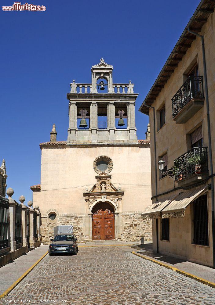 Immagine Chiesa altomedievale di Astorga, Spagna. Importante cittadina sulla strada del pellegrinaggio per Santiago di Compostela, Astorga vanta più di 2 mila anni di storia - © Pecold / Shutterstock.com