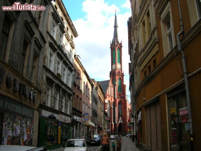 Immagine La Chiesa degli Angeli Custodi (in polacco: Parafia p.w. Świętych Aniołów Stróżów) è uno dei simboli di Walbrzych, Polonia. Il suo campanile svetta sui tetti delle case del centro storico - foto © Macdriver - CC BY-SA 3.0 - Commons