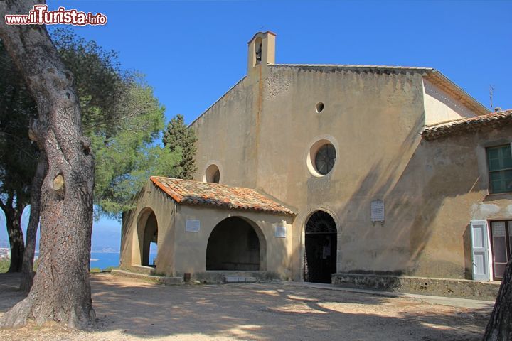 Immagine Chapelle Notre Dame di Cap d'Antibes, Francia - In cima alla collina de la Garoupe si erge la venerata cappella di Notre Dame du Bon Port costruita fra il XIII° e il XVI° secolo con ex voto di marinai, bell'edificio religioso a due navate © Giancarlo Liguori / Shutterstock.com