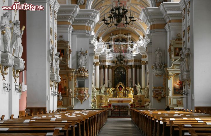 Immagine Interno della chiesa di San Francesco a Poznan, Polonia - L'altare decorato dell'edificio tardo barocco dedicato a San Francesco. Al suo interno si possono ammirare sculture e dipinti sulle pareti, sulle volte e sulle cupole © Agata Dorobek / Shutterstock.com