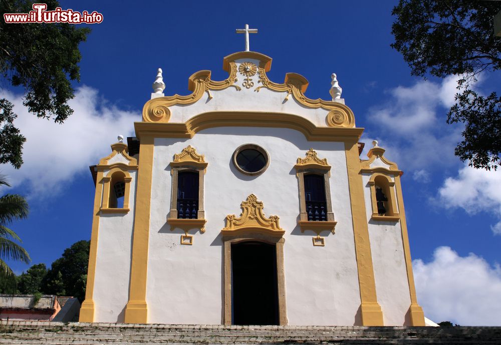 Immagine La chiesa barocca portoghese di Nossa Senhora dos Remedios sull'isola di Fernando de Noronha, Brasile. Fa parte dei patrimoni mondiali dell'Unesco.