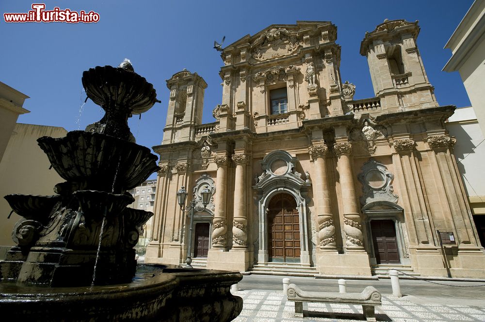 Immagine Chiesa barocca nel centro di Marsala e fontana (Sicilia).