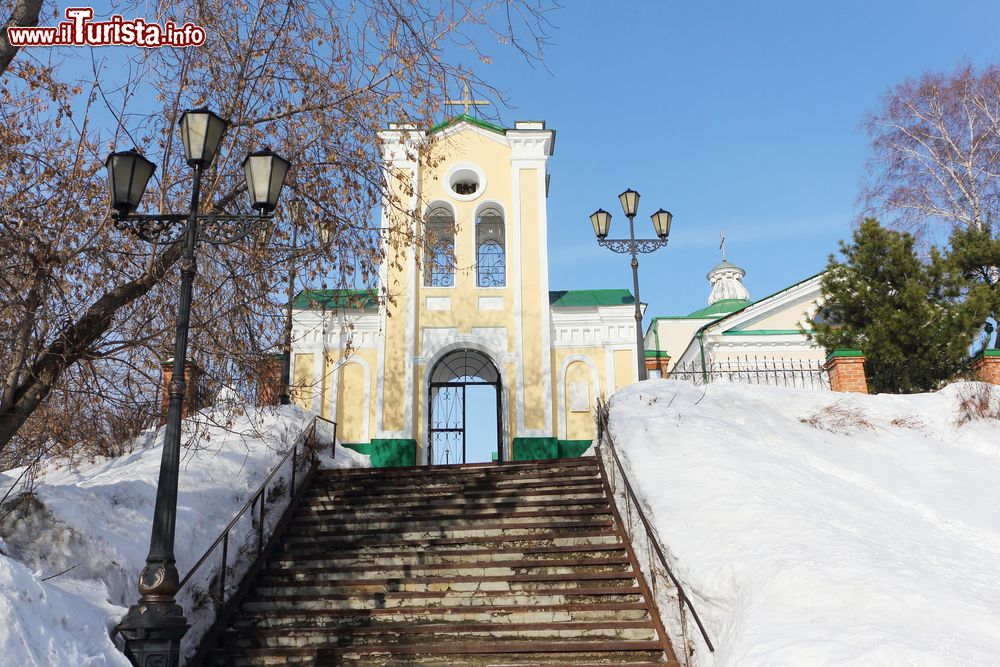 Immagine La porta d'ingresso alla Chiesa Cattolica Romana costruita nel 1833 a Tomsk, Russia.