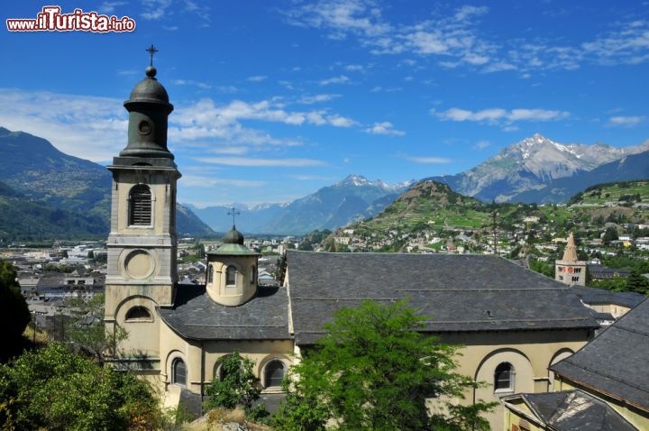 Immagine Sion si riconosce da lontano grazie alle torri protese verso il cielo del castello di Tourbillon e dalle rovine del borgo fortificato di Valère, due simboli che vegliano sul capoluogo del Vallese che conta circa 300 mila abitanti. Addentrandosi nel centro di questa città svizzera dalle vaste riserve culturali si possono inoltre ammirare suggestivi edifici religiosi come quello fotografato in questa immagine - © mountainpix / Shutterstock.com