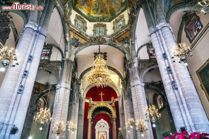 Immagine La religione cattolica è la più diffusa in Messico. A Città del Messico si trovano alcune tra le più importanti chiese del paese, come la Basilica de Nuestra Señora de Guadalupe e la Catedral Metropolitana - foto © Bill Perry / Shutterstock.com