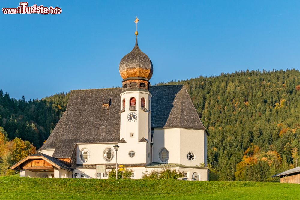 Immagine Chiesa con campanile a cipolla a Oberau nei pressi di Berchtesgaden, Germania.