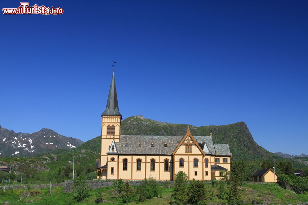 Immagine Chiesa con companile a guglia nella periferia di Svolvaer, Lofoten, Norvegia.