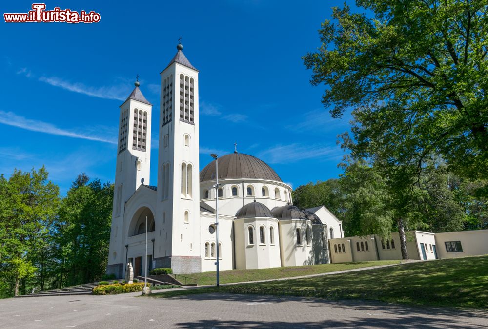 Immagine Chiesa con due campanili nella cittadina di Heilig Landstichting vicino a Nijmegen (Olanda).