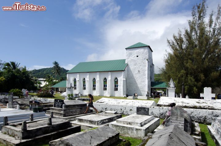 Immagine La Chiesa Cristiana delle Isole Cook (CICC) nella capitale Avarua - © ChameleonsEye / Shutterstock.com