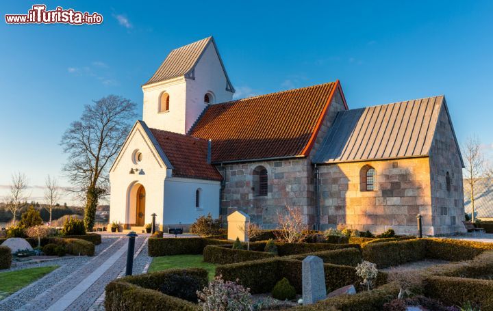 Immagine La deliziosa chiesetta di Dall, un villaggio situato pochi chilometri a sud della città di  Aalborg, in Danimarca - foto © Anders Riishede / Shutterstock.com