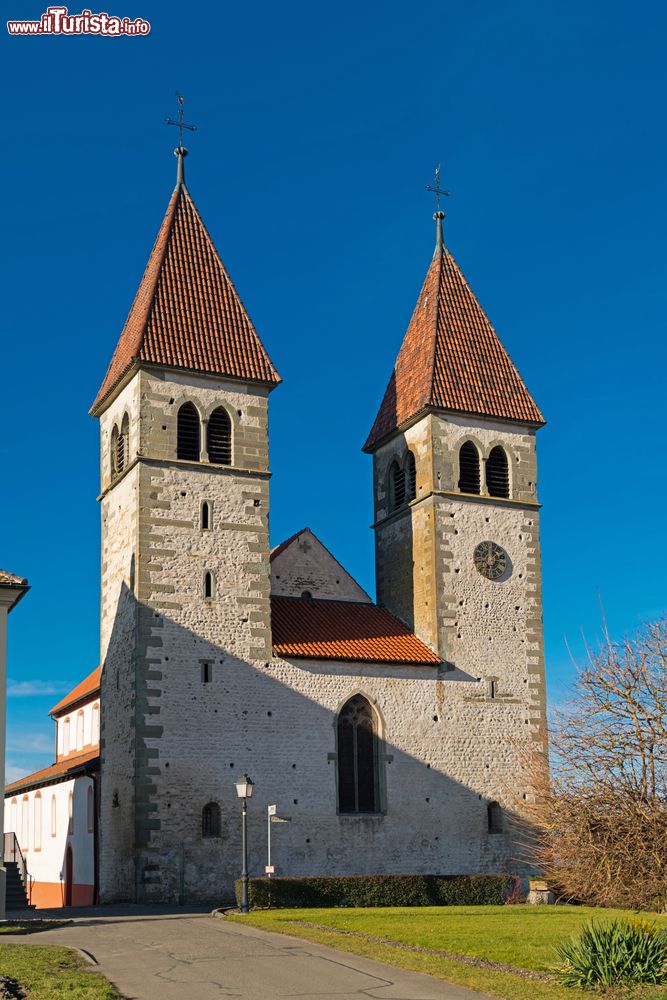 Immagine Chiesa dei santi Pietro e Paolo sull'isola di Reichenau, circondario di Costanza, Germania. In stile romanico, questo luogo di culto sorge nella frazione Niederzell. La costruzione, iniziata nel 799 per volere del vescovo Egino di Verona, si concluse solo nel XVIII° secolo.
