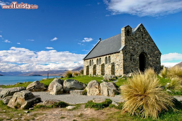 Immagine Chiesa del Buon Pastore: ci troviamo sulle rive del lago Tekapo, nel territorio del Canterbury in Nuova Zelanda - © Martin Mels / Shutterstock.com