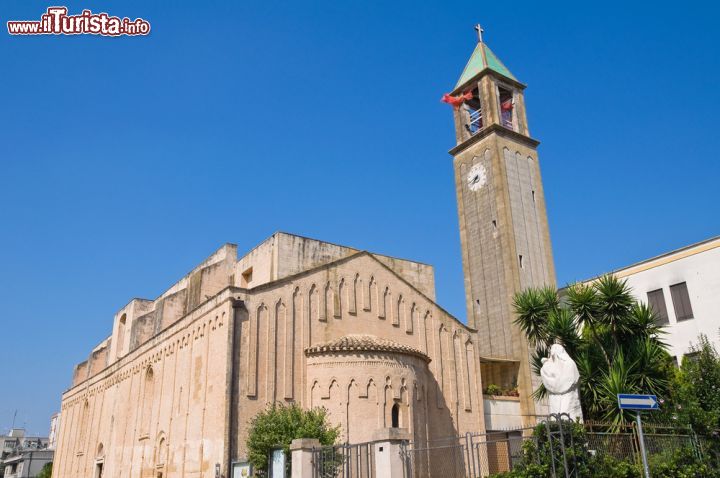 Immagine La Chiesa del Carmine e il suo alto campanile si trovano a Mesagne nel Salento - © Mi.Ti. / Shutterstock.com