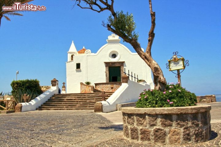 Immagine Chiesa di Santa Maria del Soccorso, Piazza Giovanni Paolo II, Forio, ischia - © pacolinus - Fotolia.com