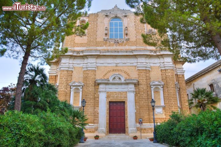 Immagine La facciata della Chiesa dell'Annunziata: questo edifico barocco si trova a Mesagne nel Salento (Puglia)  - © Mi.Ti. / Shutterstock.com