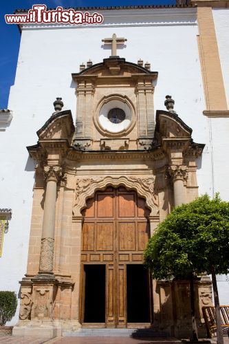 Immagine Stile barocco per la chiesa dell'Incarnazione a Marbella, Spagna. Il maestoso portale d'ingresso che conduce all'Iglesia Mayor de Santa Maria de la Encarnacion - © Artur Bogacki / Shutterstock.com