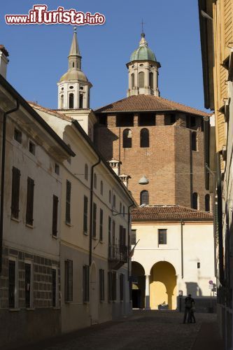 Immagine Luci e ombre sulla Chiesa della Beata Vergine Incoronata, a Sabbioneta - costruita nel XVI secolo sulle rovine di una chiesa precedente, la Chiesa della Beata Vergine Incoronata rientra nel progetto della costruzione di Sabbioneta come "città ideale" del periodo dell'umanesimo e contiene, oltre a diverse statue ed affreschi di pregio, le tombe di alcuni componenti della nobile famiglia Gonzaga.  - © matteo sani / Shutterstock.com