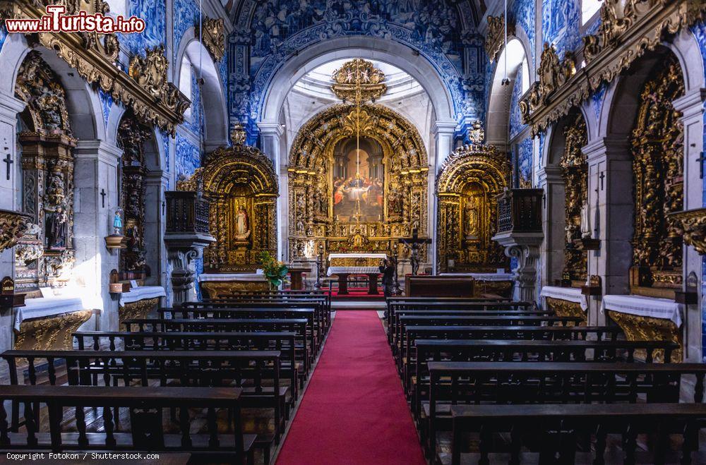 Immagine Chiesa della Misericordia a Viana do Castelo, Portogallo: la navata centrale riccamente decorata - © Fotokon / Shutterstock.com