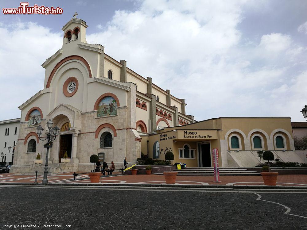 Immagine La chiesa della Santa Famiglia e il Museo delle Memorie di Padre Pio nel villaggio di Pietrelcina, Campania - © Lucamato / Shutterstock.com