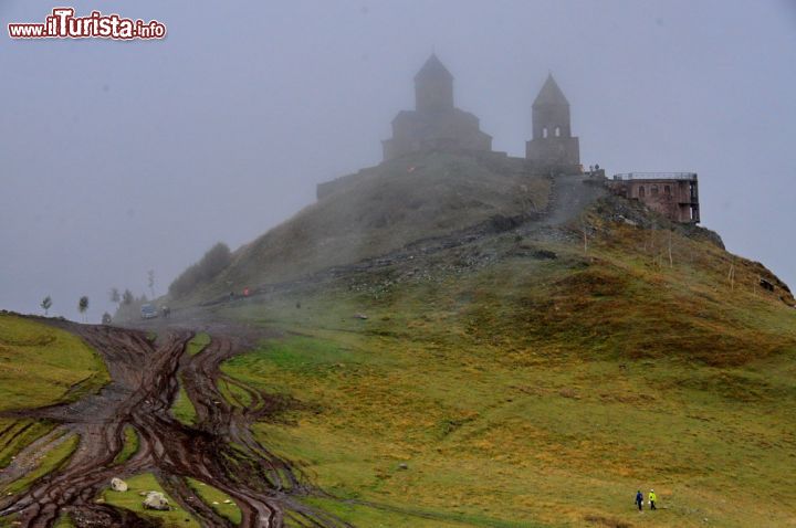 Immagine Chiesa della Trinità di Gergeti, Georgia, fotografata con la foschia. Costruita nel XIV° secolo, è l'unica con struttura a croce inscritta nell'area di Khevi.