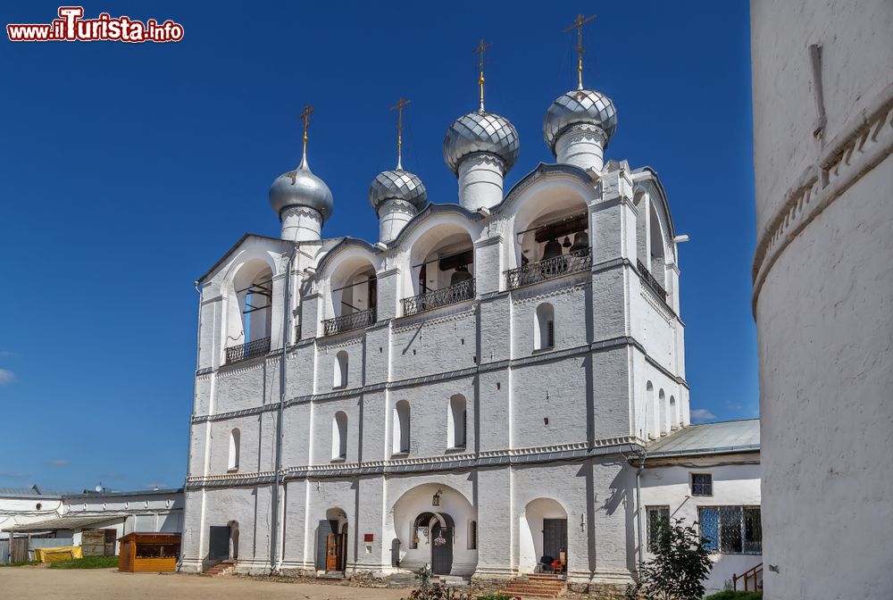 Immagine La chiesa dell'Entrata del Signore a Gerusalemme nel Cremlino di Rostov-on-Don, Russia. Questo semplice edificio bianco è impreziosito da 4 cupole argentate che sormontano le torri campanarie.