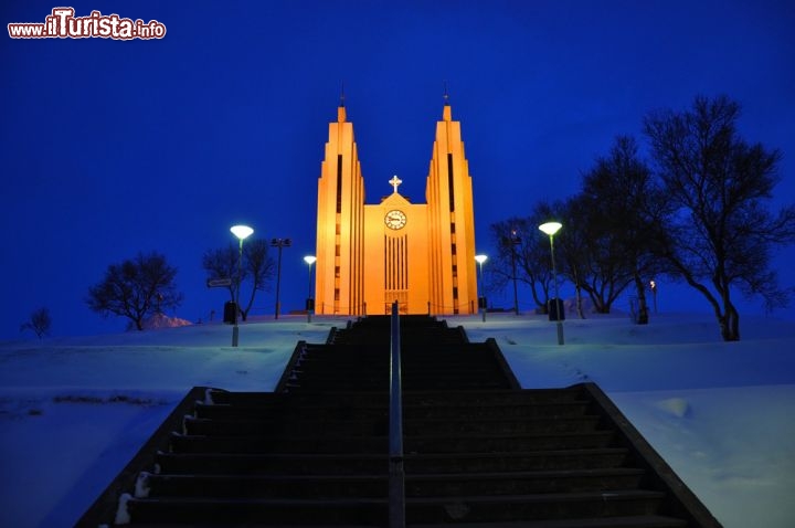 Immagine La particolare chiesa di Akureyri (Akureyrarkirkja) in Islanda. Si tratta di un tempio Luterano eretto nel 1940. Tra le sue particolarità un grande organo con circa 3200 canne. una particolare crocifissione e una barca sul soffitto, una tradizione tipica islandese per richiedere la protezione dei pescatori - © PavelSvoboda / Shutterstock.com