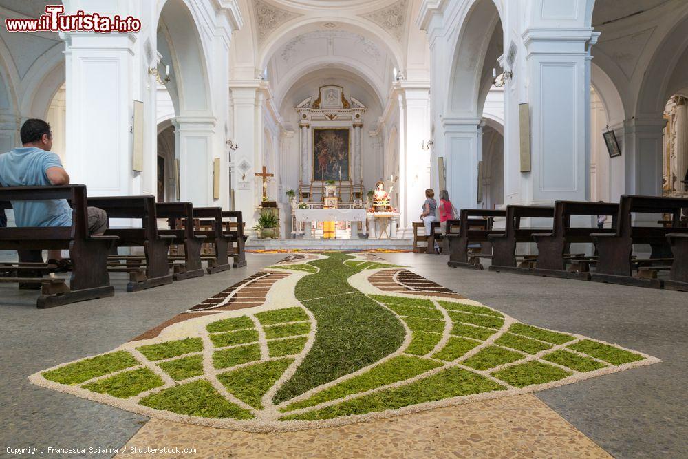 Immagine Chiesa di Cusano Mutri durante la infiorata del Corpus Domini - © Francesca Sciarra / Shutterstock.com