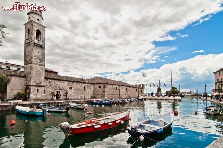 Immagine Chiesa di Lazise Veneto - © Eddy Galeotti / Shutterstock.com