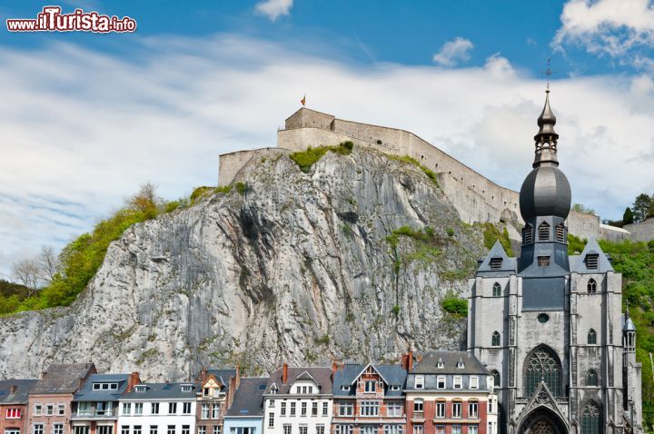 Immagine La chiesa di Notre-Dame con il suo caratteristico campanile in primo piano e, sullo sfondo, la cittadelle fortificata di Dinant - foto © gkuna / Shutterstock.com