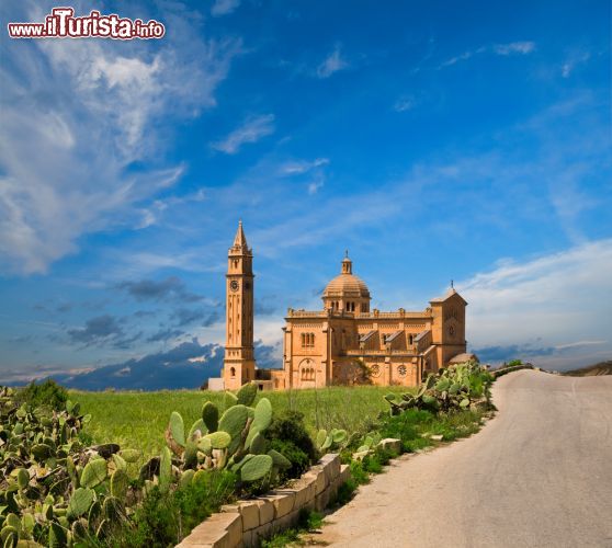 Immagine Il santuario nazionale di Ta 'Pinu a Gharb, nell'isola di Gozo (Malta) - Questo edificio ecclesiastico ha una storia particolarissima. A differenza di molti complessi liturgici che sono stati costruiti in funzione delle persone, qui si può dire sia successo il contrario. La storia narra che in seguito alla visione di Maria Vergine da parte di una cittadina maltese, siano successi diversi miracoli. Così è nata la volontà di costruire un tempio e nel 1920 ebbero inizio i lavori che portarono, dopo dieci anni nel 1930, alla nascita della basilica di Ta 'Pinu, il luogo considerato, ancora oggi, il più frequentato per i pellegrinaggi dai maltesi stessi e da altri diversi credenti provenienti da ogni paese - © anyaivanova / Shutterstock.com