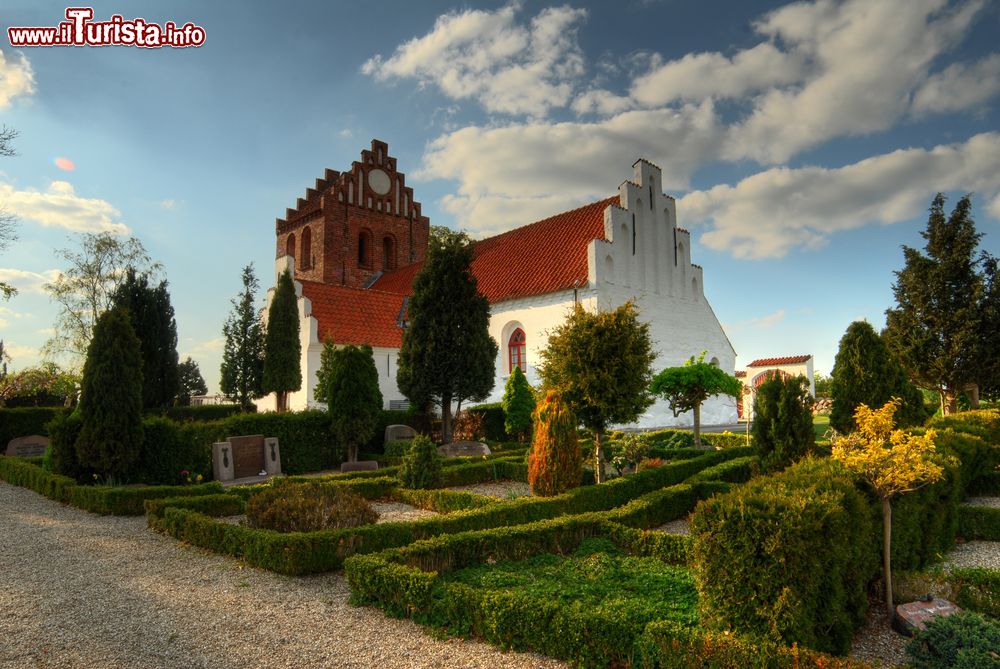 Immagine La chiesa di Rosted nei pressi di Roskilde, Danimarca. Questa graziosa chiesetta di credo luterano si trova a sud della città danese.