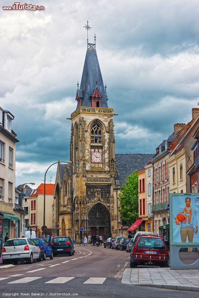 Immagine La chiesa di Saint-Leu in Old Street nel centro di Amiens, Piccardia, Francia. Chiesa cattolica ospitata nel cuore di Amiens, è, dopo la cattedrale, l'edificio religioso più antico della città - © Roman Babakin / Shutterstock.com