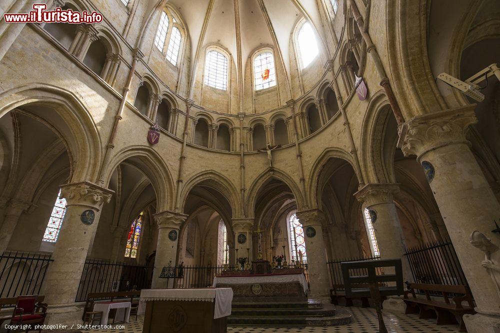 Immagine Chiesa di Saint Quiriace a Provins (Francia): uno scorcio interno dell'edificio religioso con l'altare maggiore e la cupola - © photogolfer / Shutterstock.com