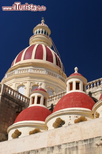 Immagine La Chiesa di San Lorenzo nell'isola di Gozo (Malta) - Questo edificio ecclesiastico prese vita nel settembre del 1886 per poi essere definitivamente finito nell'aprile del 1889, dopo soli tre anni. Poiché la località di San Lorenzo era improntata alla "carriera" di diocesi, il complesso liturgico potè essere inaugurato il giorno stesso dal vescovo G.M.Camilleri. Oltre alla famosissima statua del santo realizzata da Louis Ramat che arrivò nel 1895 e che dà il nome alla chiesa di San Lorenzo, significative anche le cupole che si suddividono tra maggiori e minori (come si vede dall'immagine), creando un effetto visivo elegante e sopraffino - © Peter Clark / Shutterstock.com