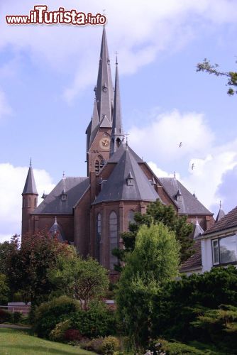Immagine Chiesa di San Bartolomeo a Naaldwijk, Olanda. Si innalzano sopra i tetti delle abitazioni della città le guglie di questo bell'edificio religioso dedicato a San Bartolomeo.