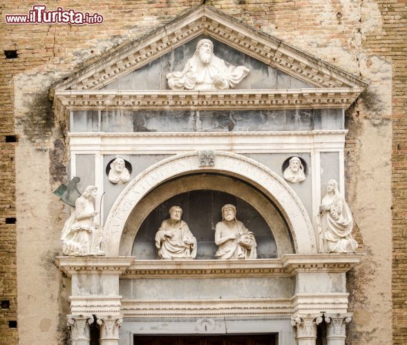 Immagine Chiesa di San Bernardino a Salò, Lombardia. Una decorazione scultorea impreziosisce la facciata della chiesa dedicata a San Bernardino. Danneggiata dal terremoto del 2004, venne sottoposta a interventi di restauro fra cui la ricostruzione del pavimento con la sostituzione delle vecchie mattonelle di graniglia di inizi Novecento con losanghe di marmo. Fondata nel 1476, sorge fuori dalla città murata fra le abitazioni di periferia, in riva al lago - © Marco Saracco / Shutterstock.com