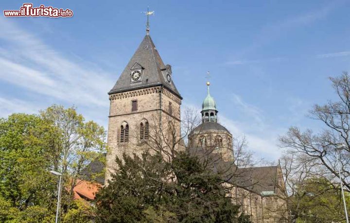 Immagine Chiesa di San Bonifacio a Hameln, Germania. Gli splendidi edifici religiosi della città sono una delle attrazioni da non perdere: fra queste spicca il monastero di St. Bonifatius che risale al IX° secolo e rappresenta la costruzione sacra più antica di Hameln - © Tobias Arhelger / Shutterstock.com