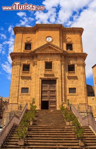 Immagine La Chiesa di San Cataldo a Enna, Sicilia - La Chiesa di San Cataldo, situata a Enna nell'omonima piazza, è sicuramente uno degli edifici religiosi più belli della città. Di costruzione settecentesca, la chiesa presenta al suo interno numerosi elementi di grande pregio, quali le tele di Francesco Pellegrino, delle splendide icone religiose e un piccolo museo ricco di arredi e paramenti sacri. - © bepsy / Shutterstock.com