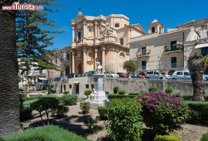 Immagine Il sole della Sicilia illumina la Chiesa di San Domenico, a Noto - questa maestosa chiesa, gioiello del barocco, stile simbolo di Noto per eccellenza, è stata costruita tra il 1703 e il 1727, per volere dei frati domenicani netini. Al suo interno, oltre a stucchi e decorazioni di grande eleganza e maestosità barocca, un pregevole  dipinto di Vito d'Anna.  - © LYSVIK PHOTOS / Shutterstock.com